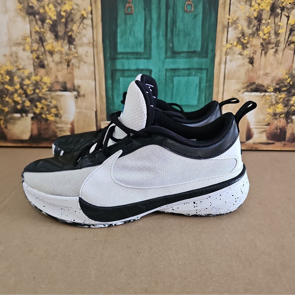 Nike Freak 5 shoes kids 7Y white/black/photo blue basketball